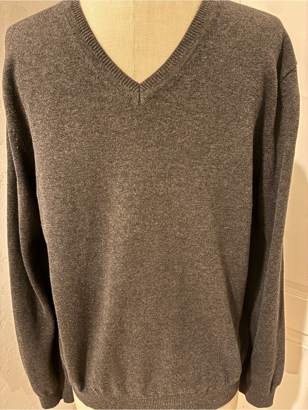Van Heusen Men's V-Neck Sweater in Charcoal size M